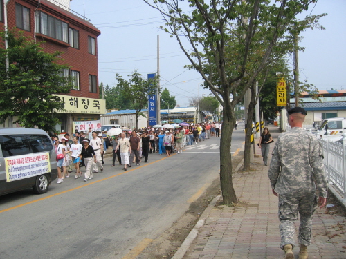 K-6 사거리에서 안정쇼핑타운 방향으로 향하는 선두 차량과 시위대 